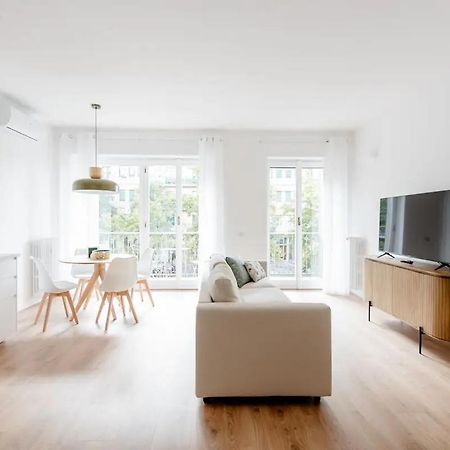 Luxury 2 Bedroom Apartament, Close To San Siro, Fiera And 10 Min Metro To Duomo Milan Luaran gambar
