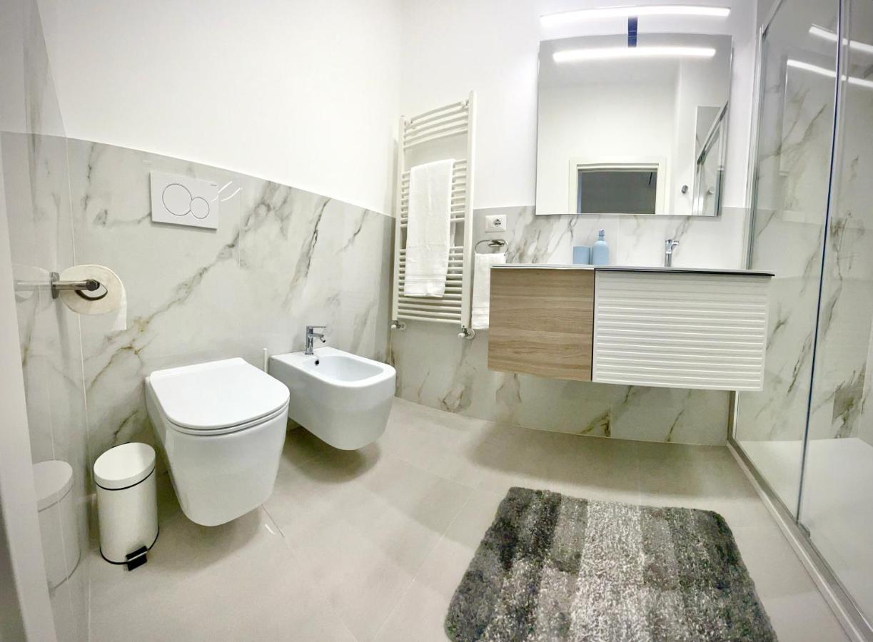 Luxury 2 Bedroom Apartament, Close To San Siro, Fiera And 10 Min Metro To Duomo Milan Luaran gambar